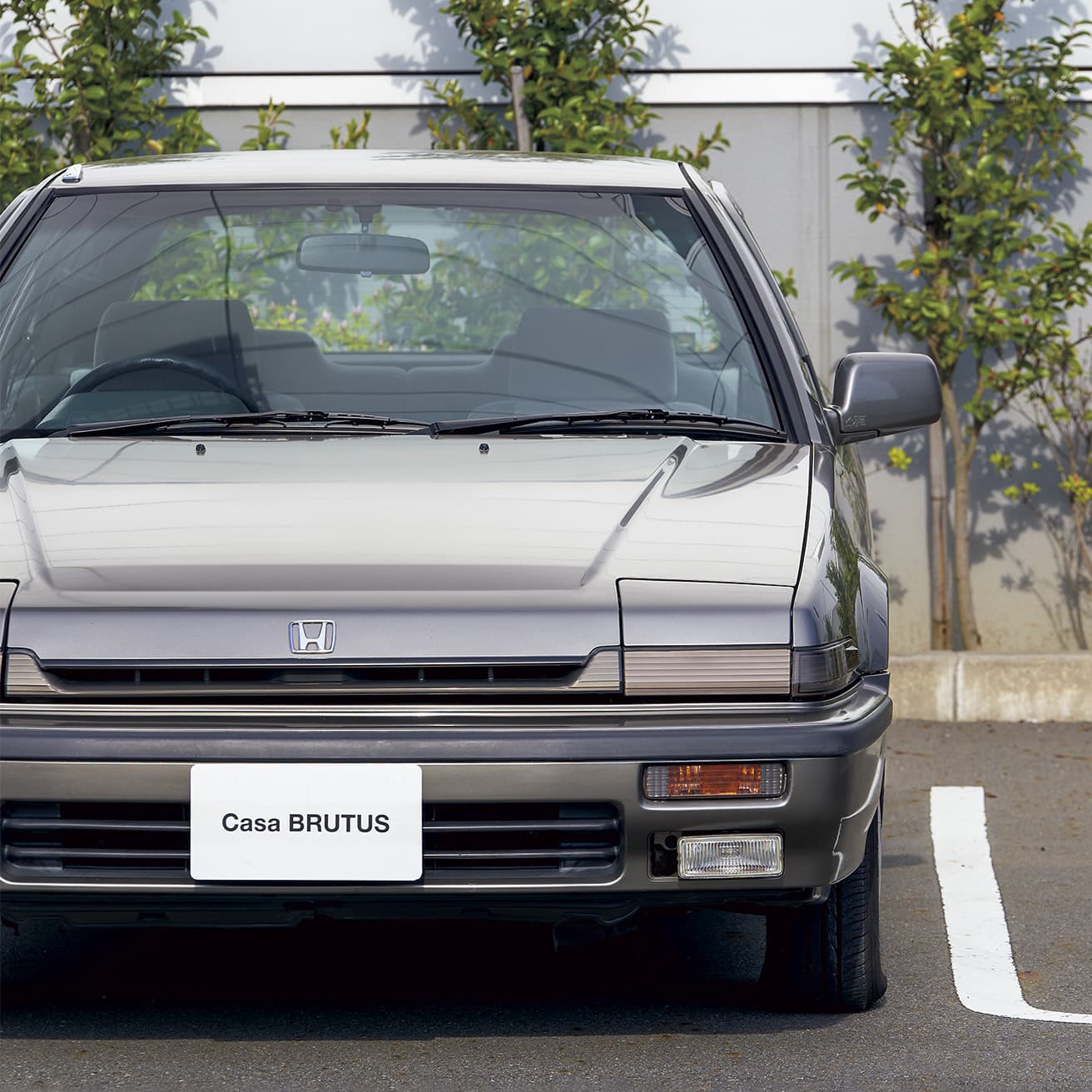 低いボンネットと開閉式ヘッドランプは、この時代の〈ホンダ〉車の個性。