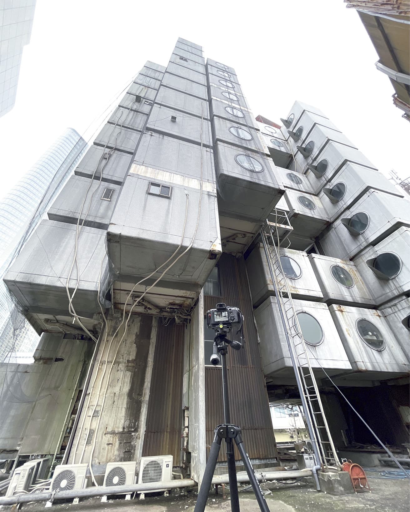 室外機などの生々しい痕跡もあえて記録した。