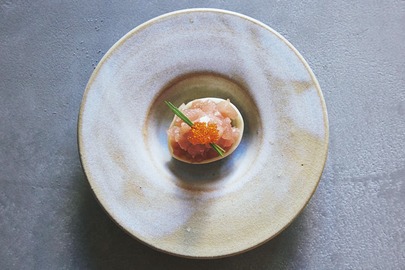 「THE餃子」6,600円より、10種の餃子の一部を紹介。
マグロの蒸し餃子　長芋とマグロ、飛子の異なる食感も楽しい。