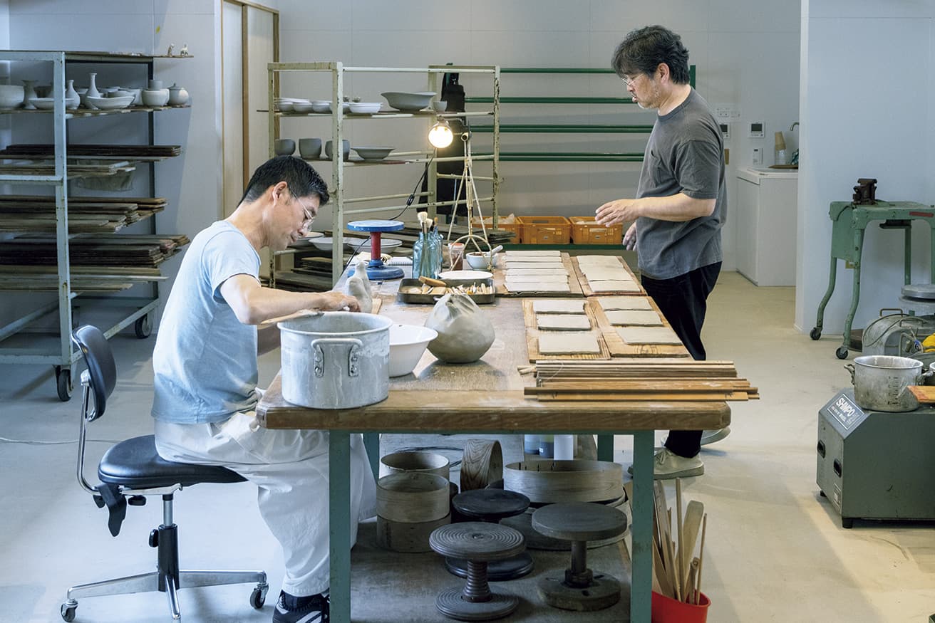 展示に向けてアトリエで制作する2人。「皆川さんから生まれる作品を見て展示風景がより想像できた」と内田（右）。