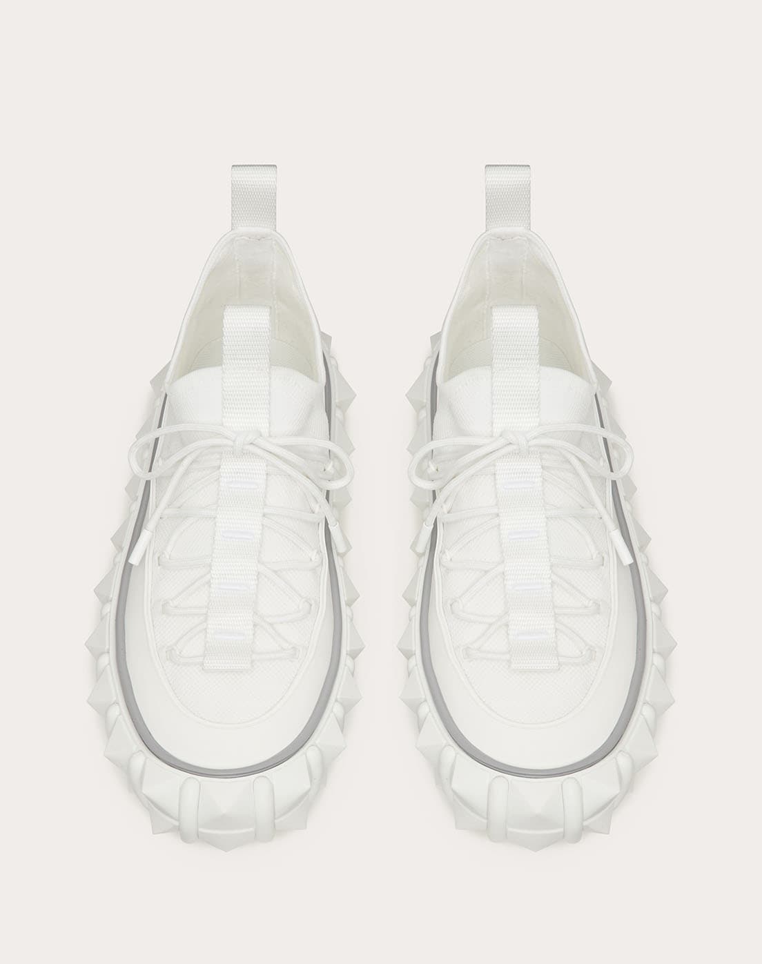 《Craig Green x Rockstud X Valentino Garavani》ライトアイボリー、143,000円。