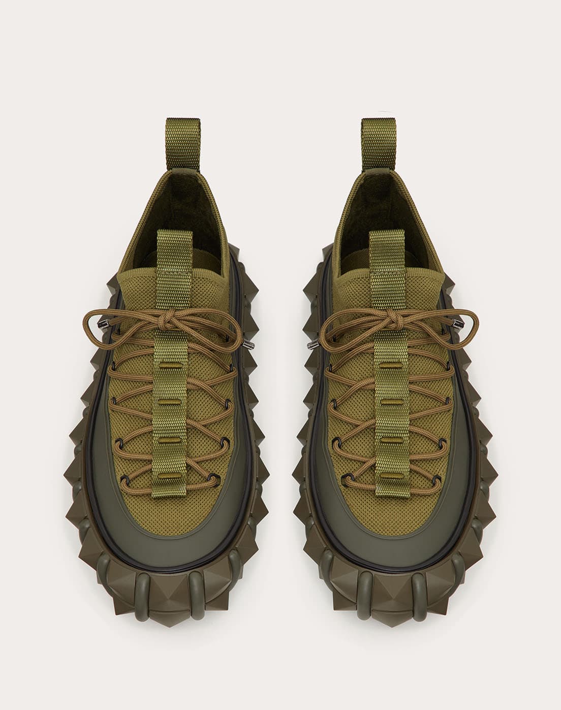 《Craig Green x Rockstud X Valentino Garavani》アーミーグリーン、143,000円。