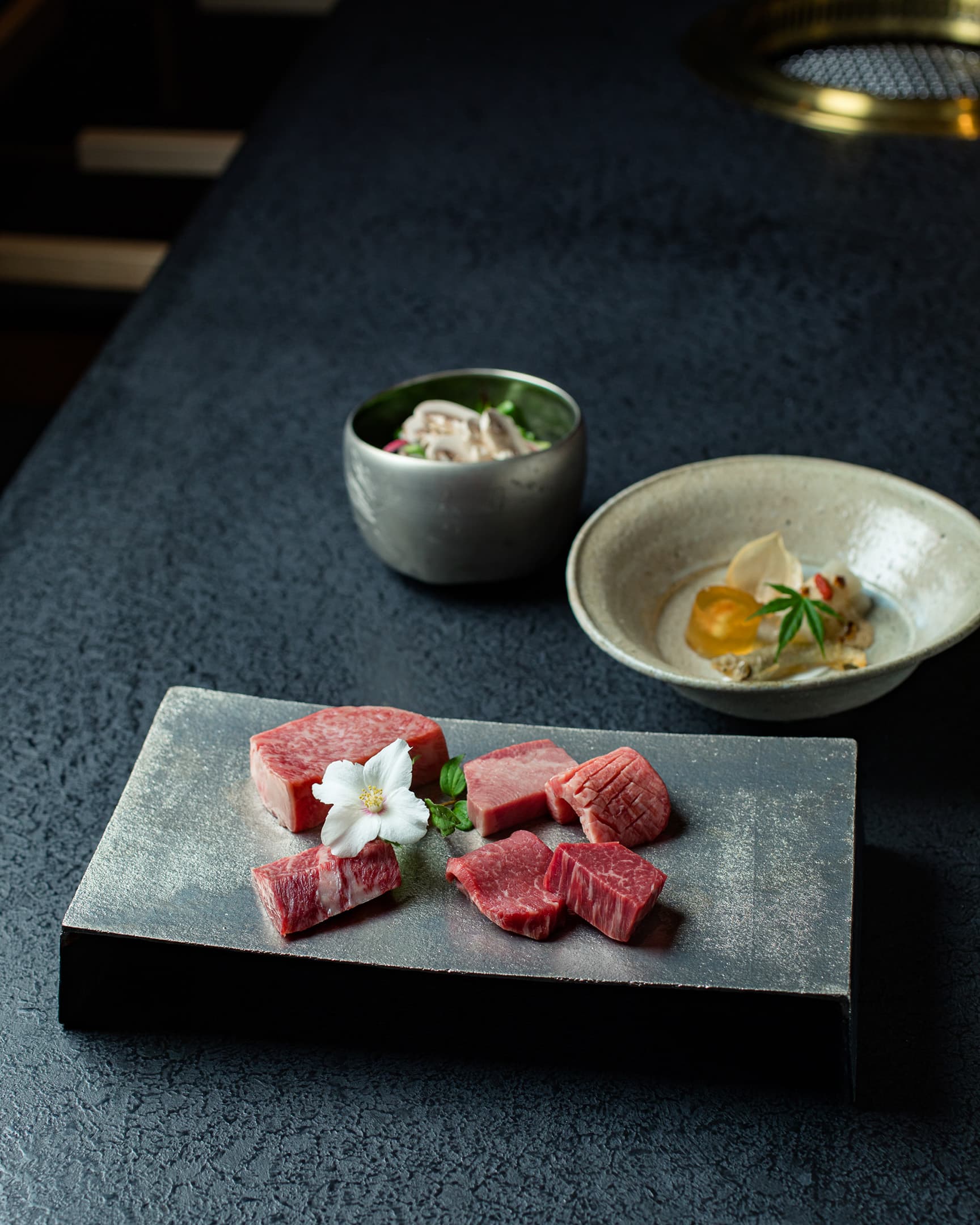 まるでギャラリー！ 内田鋼一の器や家具を体験しながら「日本焼肉」が食べられる〈はせ川 別亭 銀座店〉。