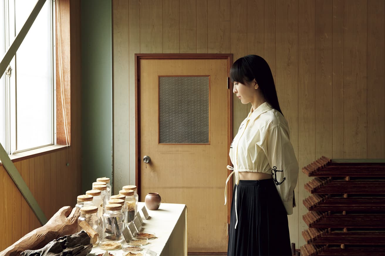 多彩な香木を眺め「佇まいも香りも上品」とかしゆか店主。