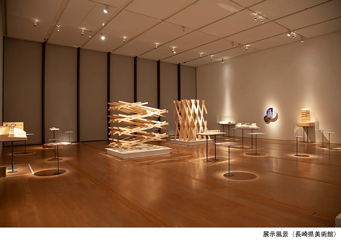 隈建築から導き出した建築の5原則を紹介。
長崎県美術館での展示風景より。展示デザインは隈研吾建築都市設計事務所、解説等は隈自らが執筆。
（展示風景：長崎県美術館、展覧会タイトルロゴデザイン：服部一成）