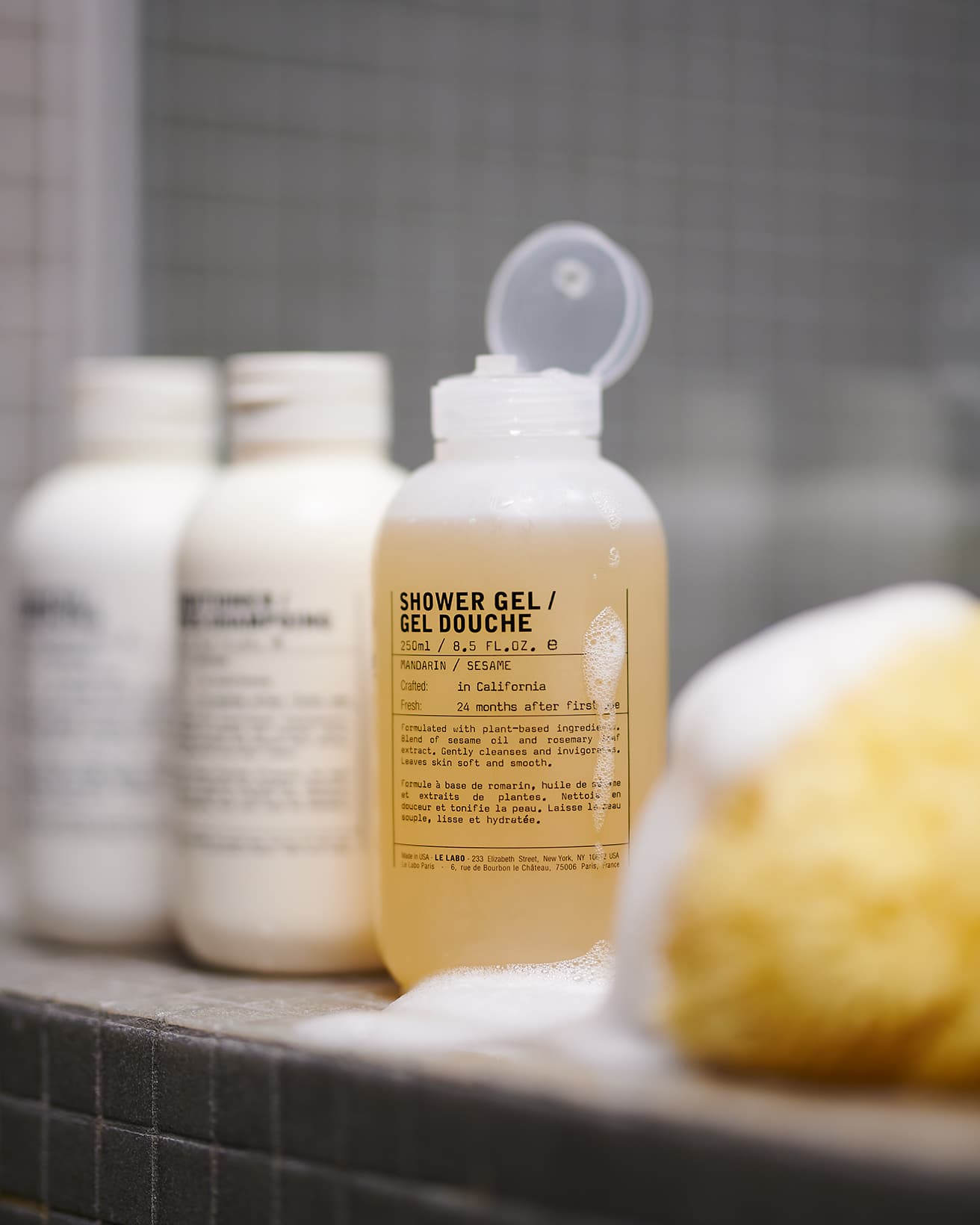 香水のようにリッチな香りが広がる〈ル ラボ〉の《シャワー ジェル》。写真はマンダリンの香り。250mL、3,410円。