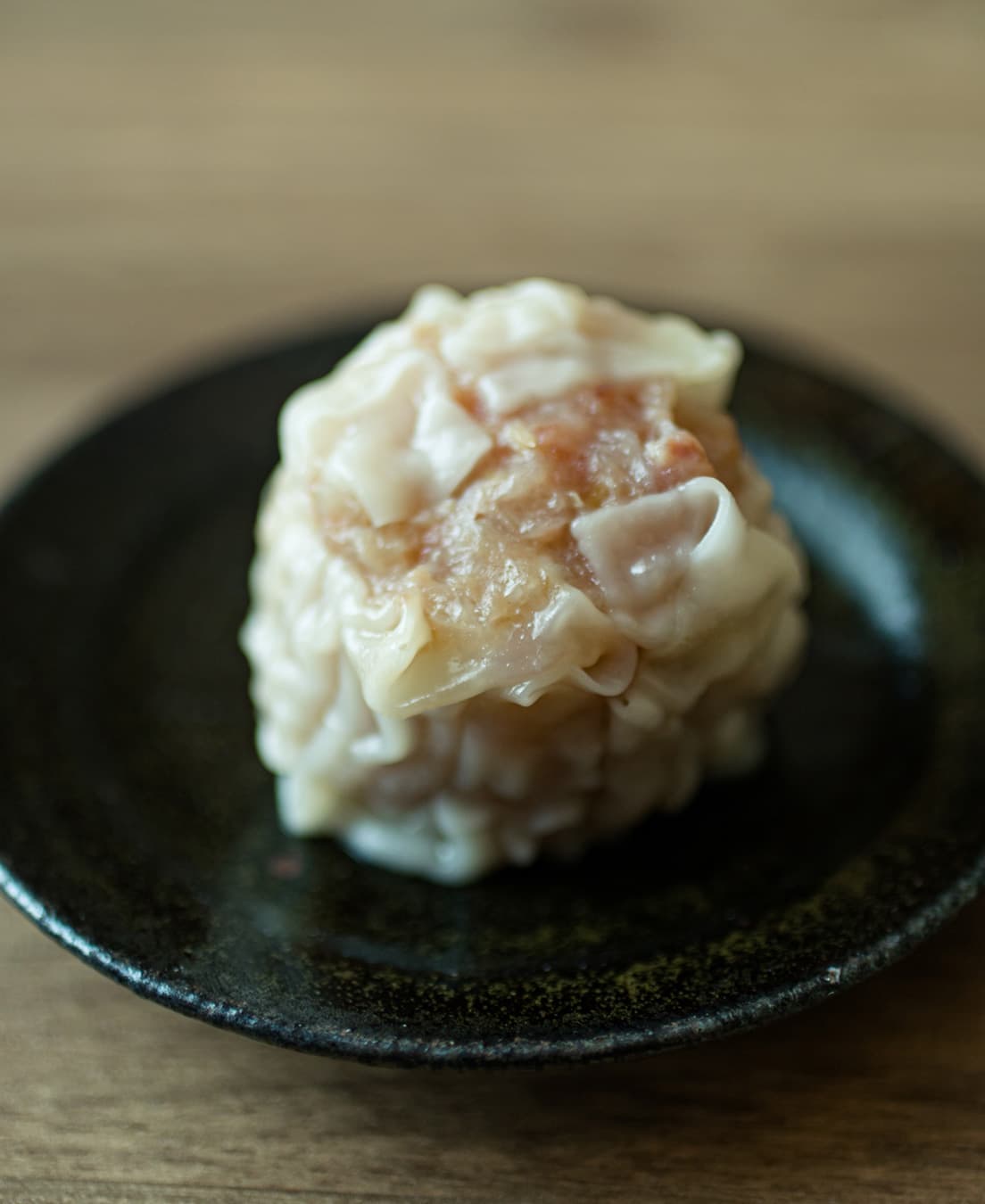 「焼売」350円。粗挽きにした豚肉肩ロースをざっくり混ぜることで、肉感が増す。タネに散りばめた、小さな角切りのレンコンの歯ごたえがアクセントに。