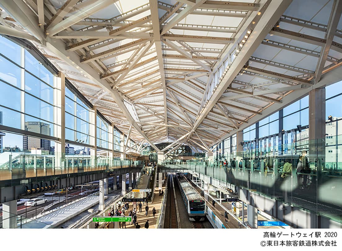 隈が設計を手がけた〈高輪ゲートウェイ駅〉。膜でできた屋根が特徴だ。