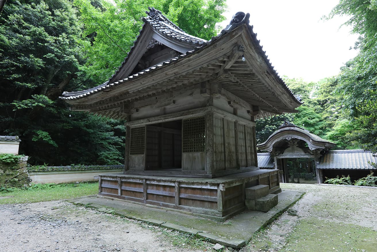 〈竹野神社〉は開化天皇の妃であった丹波竹野媛が晩年に帰郷した際、「天照皇大神」を祀って創建したとの謂れがある由緒正しい神社。三方を囲む塀には天皇家にゆかりがある証拠の白い2本線が入っている。