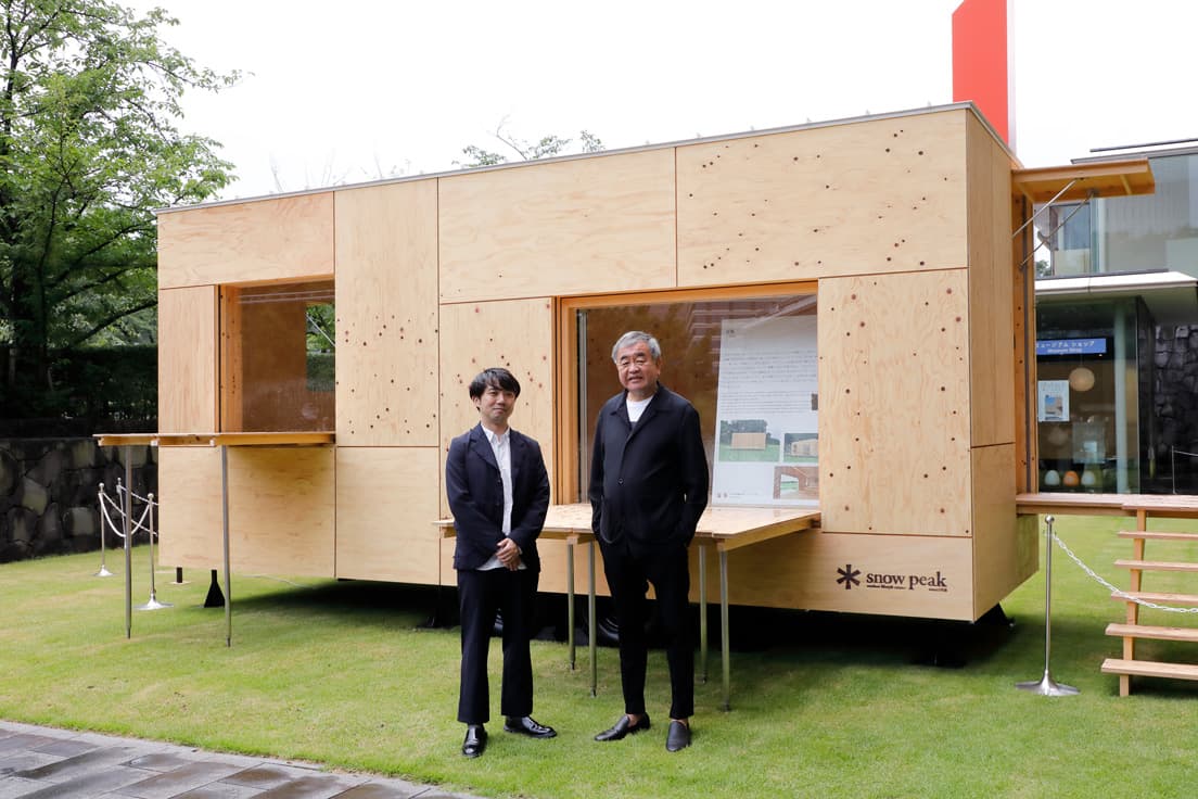 〈住箱〉の前の隈研吾（右）。左はキュレーションを担当した保坂健二朗。　©Kioku Keizo
