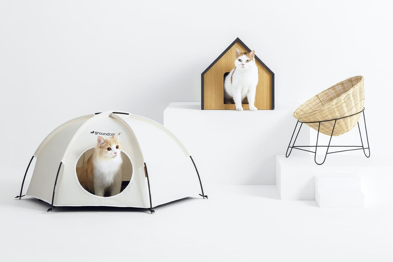 （左から）
グランドカバー／ミャオハウス
出入り口が複数あるので、猫の隠れ家になるのはもちろん、楽しい遊び場にも。W90×D75×H43cm 19,690円（帝伸テック 公式サイト）。

&amp;CAT／ヒュッテ
家具職人によるハンドメイド。側面と背面には猫じゃらしで遊ぶ時に盛り上がる覗き穴が。W41×D45×H40.5cm 35,200円（&amp;CAT 公式サイト）。

オルネコ／ラタン猫チェア
猫が丸まりやすい形にこだわった猫用の椅子。カゴは取り外し可能。W37×D40×H43cm 14,300円（オルネ ド フォイユ 公式サイト）。