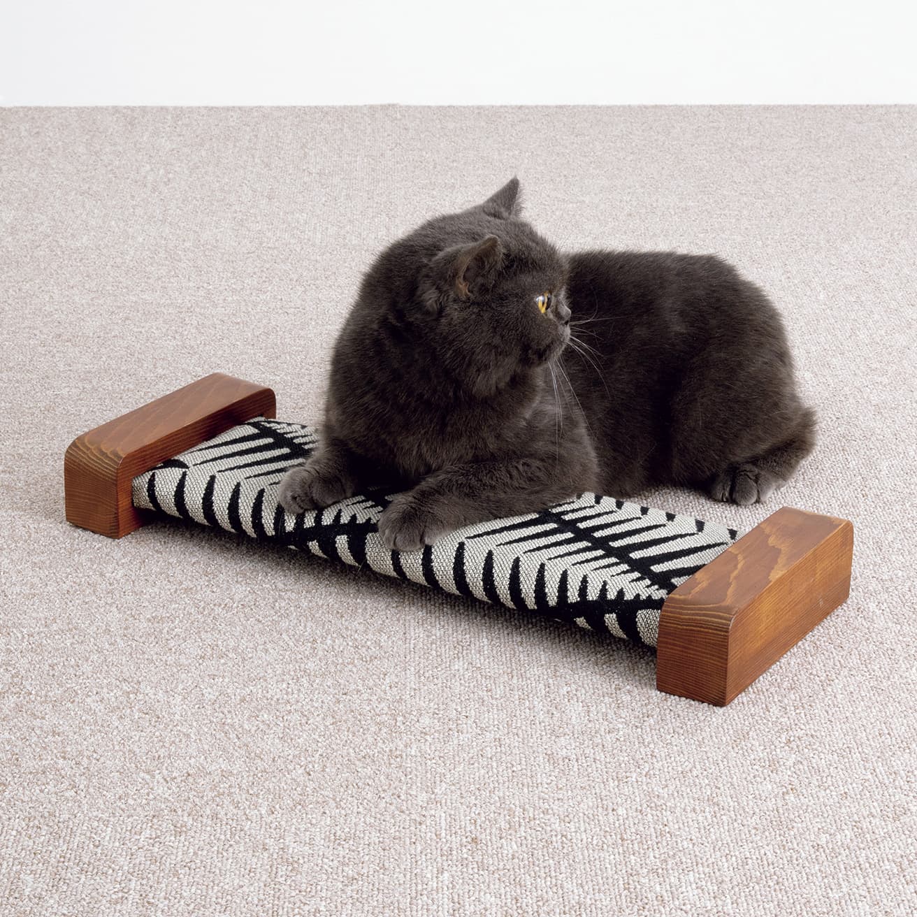 DecoraMeow／インポートファブリック×ウッドのハンドメイド爪とぎ ジグザグ
ソファや椅子のクッションなどに使われるジャカード柄の生地を使用。部屋のモダンなアクセントに。L48.7cm 8,030円（DecoraMeow 公式サイト）。