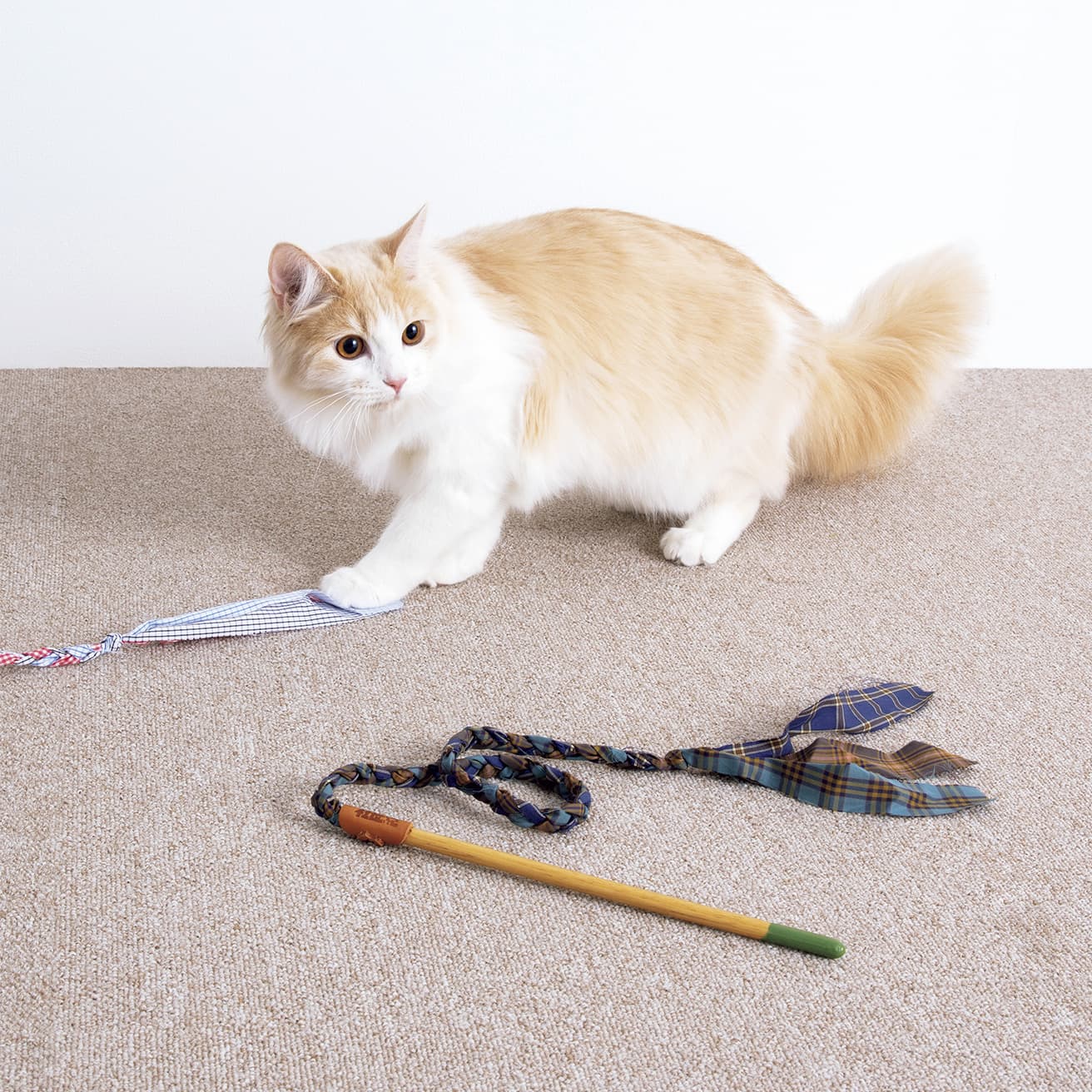 41世紀／キャットナイススティック
ハンカチ製造時に出る端切れを編み込み、白木のスティックにつけた猫じゃらし。飼い主も愛着が持てるデザイン。L約100cm 2,200円（ブルペン TEL 03 6407 0526）。