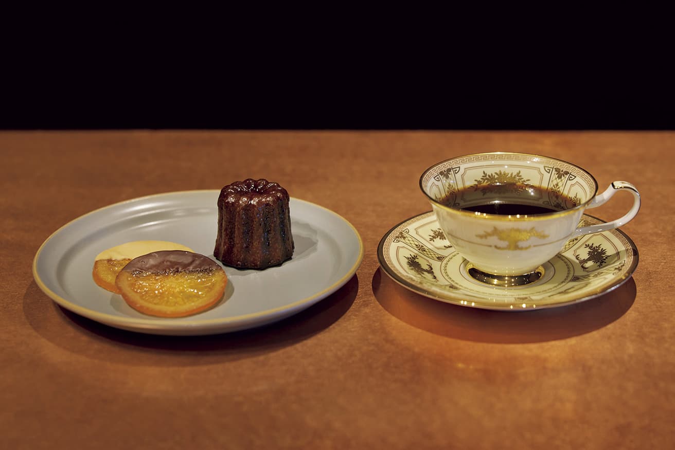 カヌレやオランジェットなど、コーヒーのお供になるスイーツが7～8種類並ぶ。
