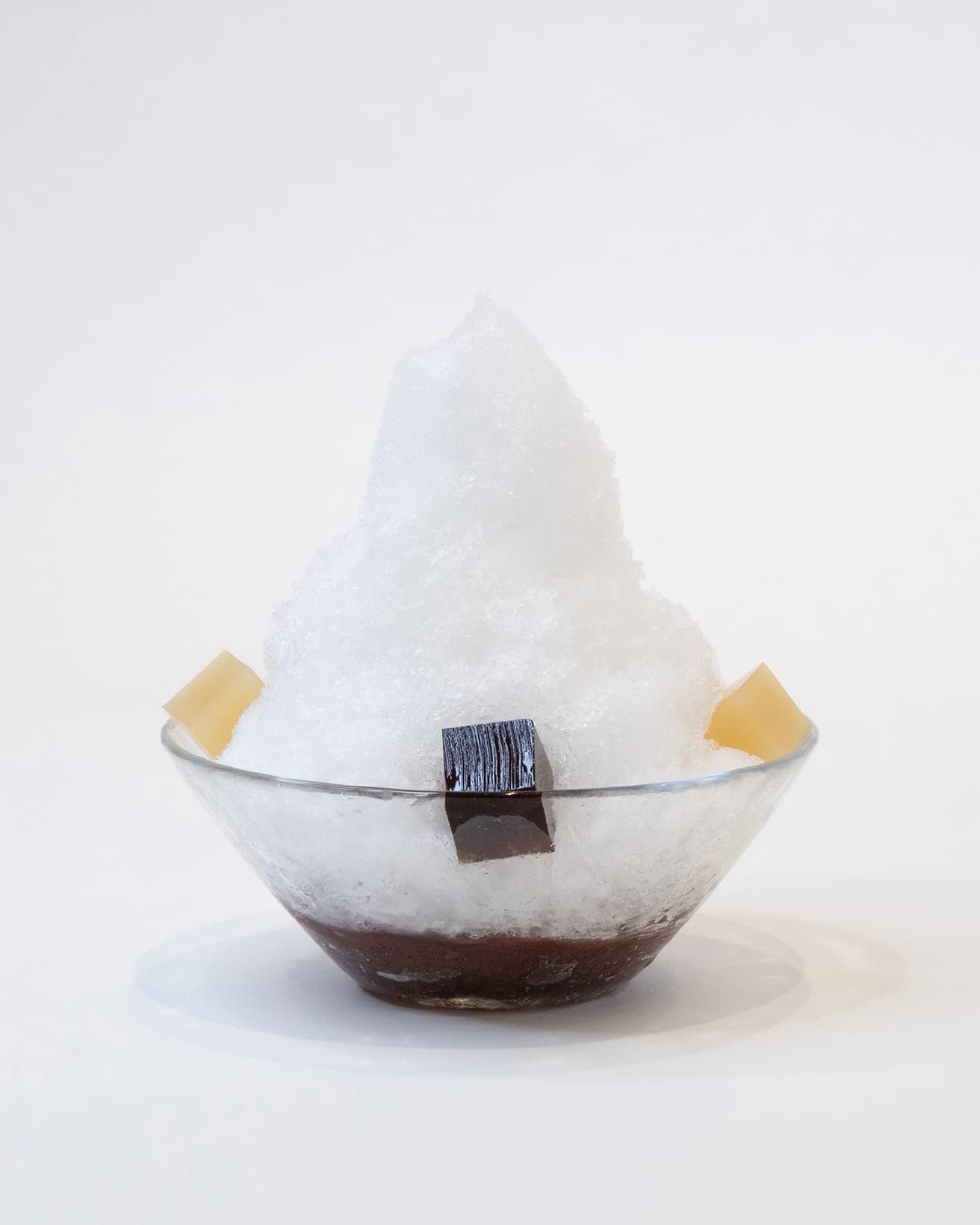 「満寿泉 貴醸酒氷」1,870円。2022年7月1日～7月31日、〈虎屋菓寮〉赤坂店、京都一条店、京都四條南座店、TORAYA TOKYO（喫茶）にて販売。アルコール濃度1.2％（１食あたり）。 運転をする人には提供不可。※小サイズのみ。