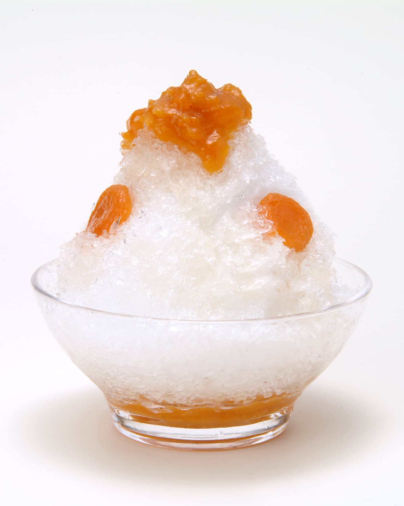 「氷あんず」1,540円、小サイズ 1,210円。赤坂店限定。2022年5月1日～9月30日提供。あんずをふんだんに使ったピューレと、あんずリキュール「アマレット」のシロップをかけた暑い季節にぴったりの甘酸っぱい味。