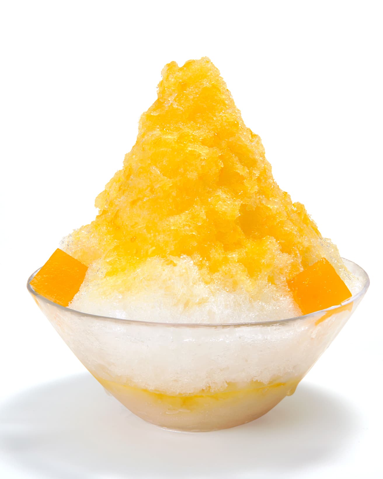 「日向夏と温州みかんの氷」1,210円。※小サイズのみ。東京ミッドタウン店限定。2022年9月1日～30日提供。日向夏と温州みかんをブレンドした蜜をかけみかんの寒天を添えたかき氷。氷の下の白あんとともにさわやかな味わい。
