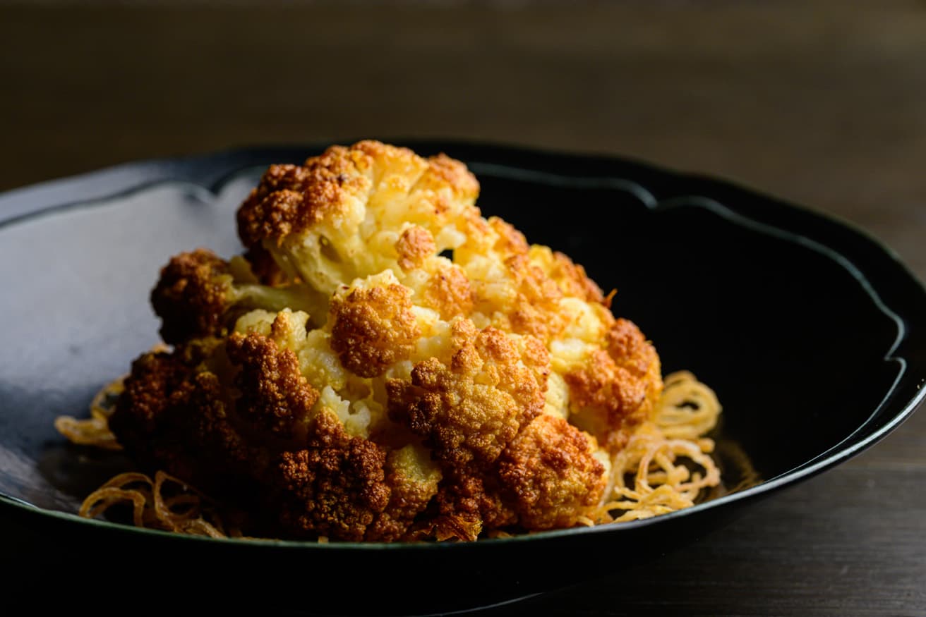 「24時間炙ったカリフラワーの薪焼き」968円。3日間かけて作る自家製BBQソルトを好みでかけて食べる。