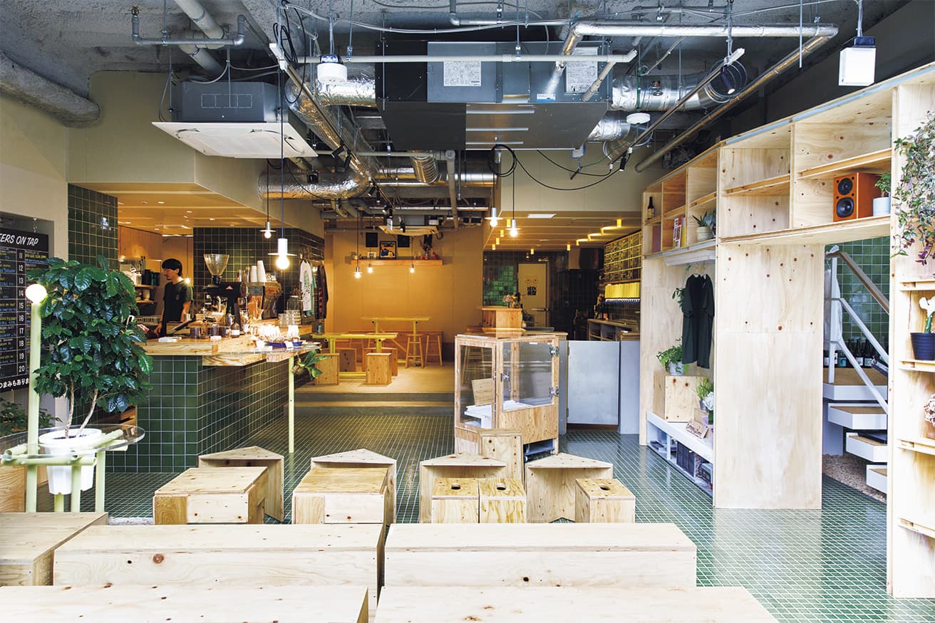 1階にはビアバーと合わせて、〈オニバスコーヒー〉の手がける〈ABOUT LIFE COFFEE BREWERS〉が入る。店内のテーブルや椅子、什器もすべて元木の手によるもの。