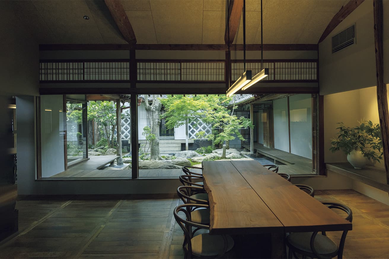 庭園を望むレストラン。