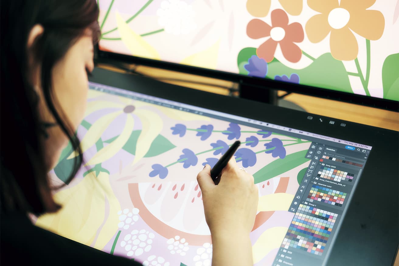 アクリル絵具による絵画を制作するほか、仕事ではペンタブレットを用いることも多い。