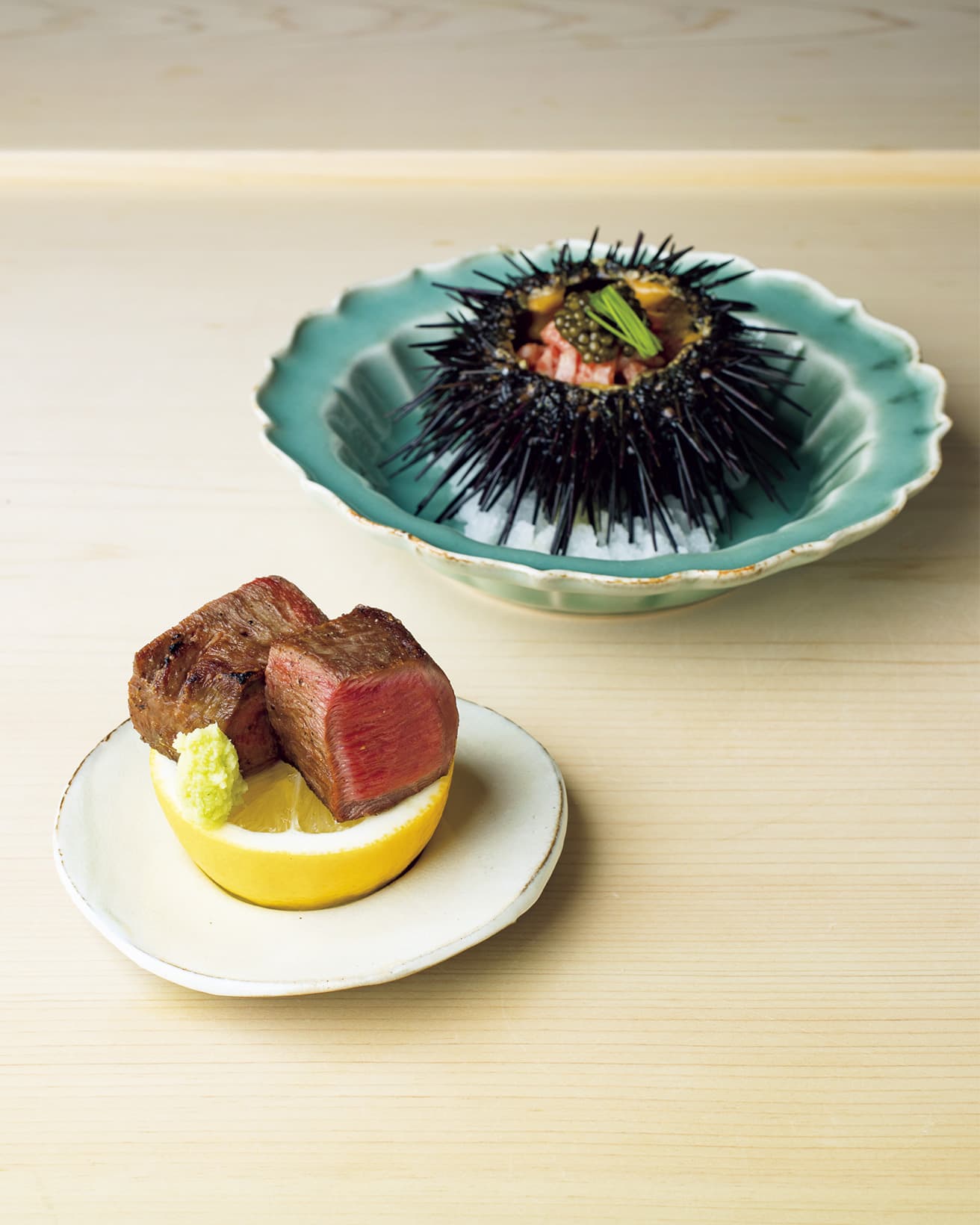 雲丹ユッケ キャビア 花穂。厚切りタン焼き レモン。雲丹ユッケは夏限定のスペシャリテ。