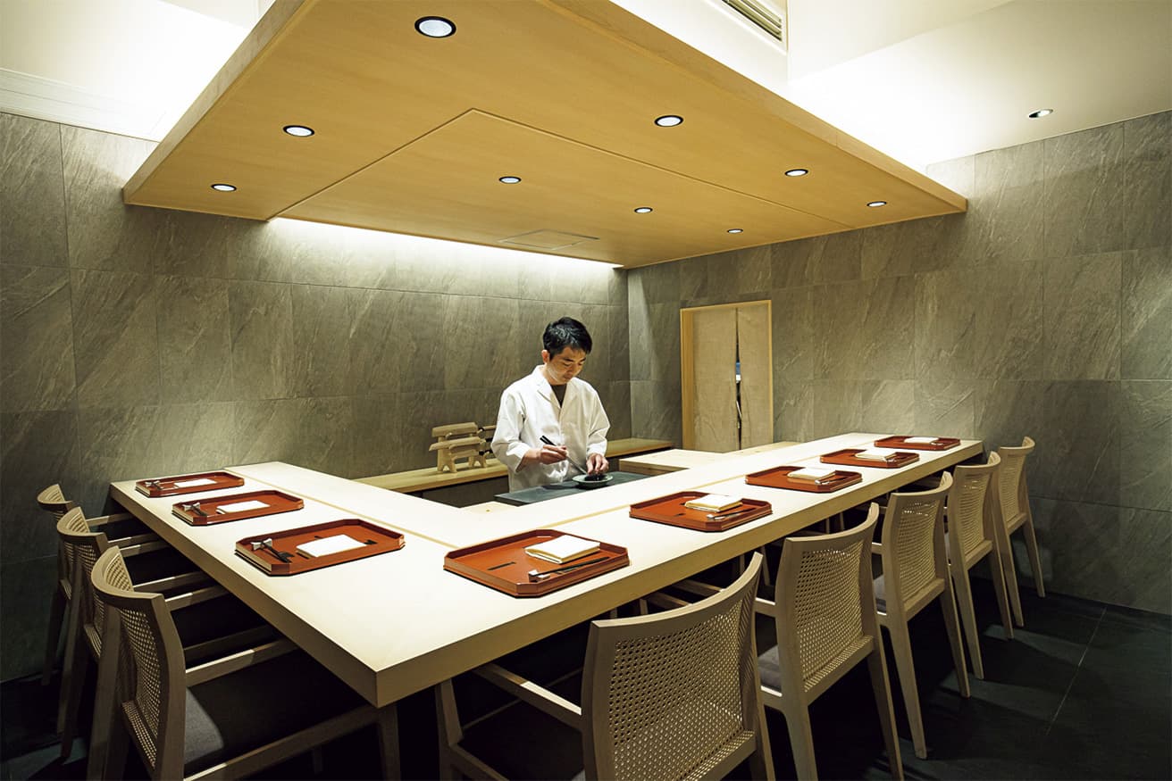 オープンは6月14日。麻布十番で人気を集める肉料理店〈kumasan 麻布〉の系列店。素材をシンプルに生かした “引き算の料理” で構成するコースの最後には土鍋ご飯のほかに手打ち蕎麦も登場。