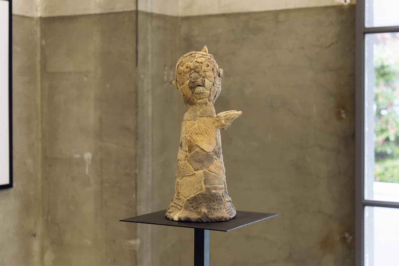 オープニング展示は増井岳人の個展（現在は終了）。写真は物々交換された作品。