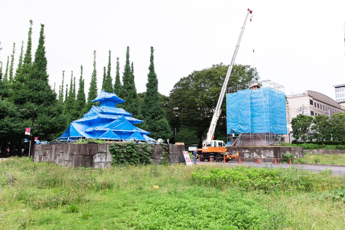 段ボールの天守を釣り込み《東京城》の“石垣”に固定するクレーン作業の様子。　photo_Kenya Abe