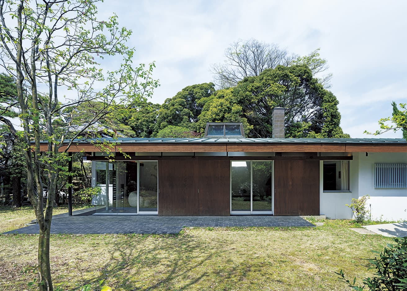 外観。壁と屋根の間にガラスを配し、屋根に浮遊感を持たせている。