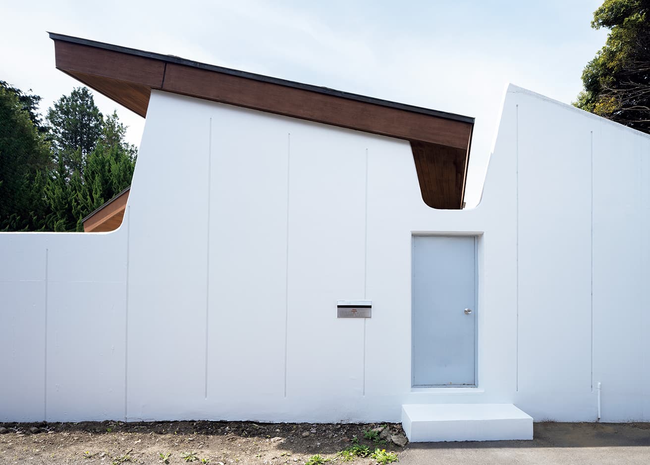 造形的な外塀。建築物から張り出した屋根を支える構造になっている。