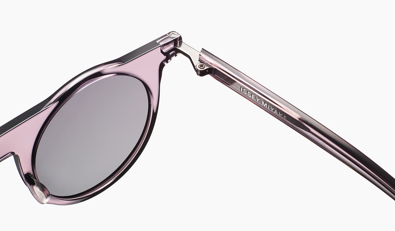 円形と長方形、2つの幾何構成からなる〈ISSEY MIYAKE EYES〉の 
