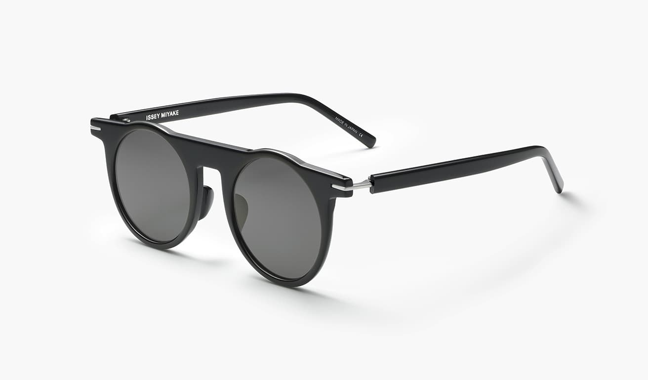 フロントとテンプル（蔓）をつなぐ一直線のヒンジ部分がポイント。オリジナルの金属板があしらわれている。
