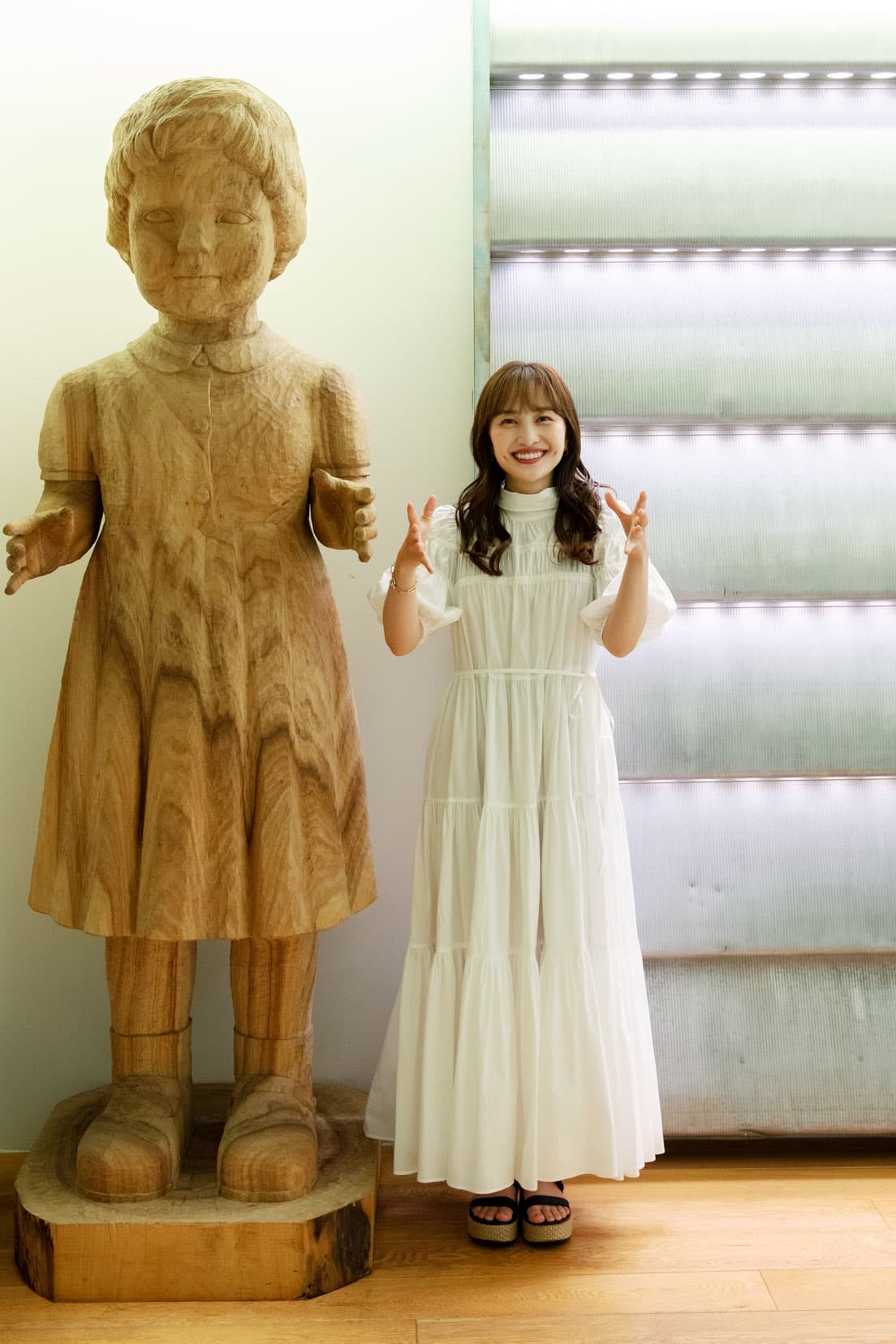 百田さんの身長を優に超える大きな少女の木彫，大竹利絵子『In or Out』（2012）。／Wonderwall・1st FLOOR