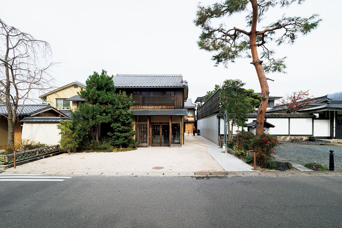 1 町の表情を豊かにする。
店があることで町の景色や人が生き生きする、ブルーボトルが目指すのはそんな空間。中庭のある町家を体験できる京都カフェもそのひとつ。