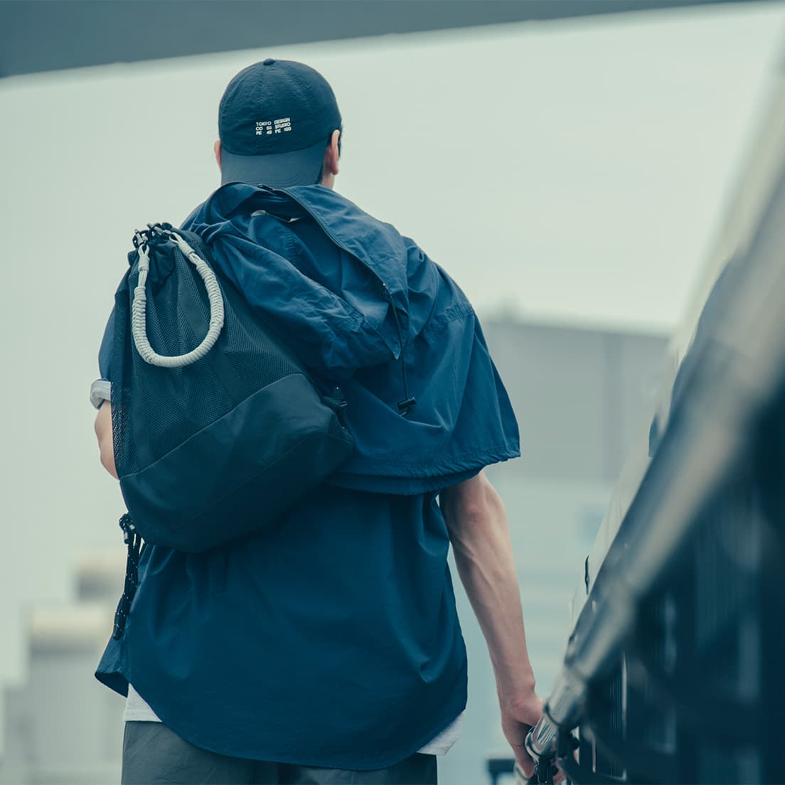 限定ストラップ 2 in 1 バッグ by TDS New Balance / 19,800円。数量・店舗限定。