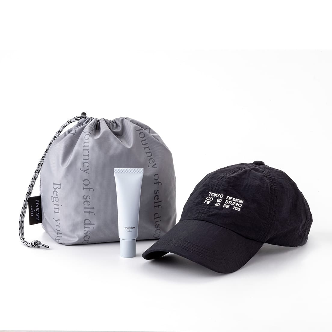 FF シークレットエージェント UV 30g(本品)、FIVEISM × THREE ランニングキャップ by TDS New Balance、 FIVESIM × THREE シークレットエージェント ポーチがセットになっている。