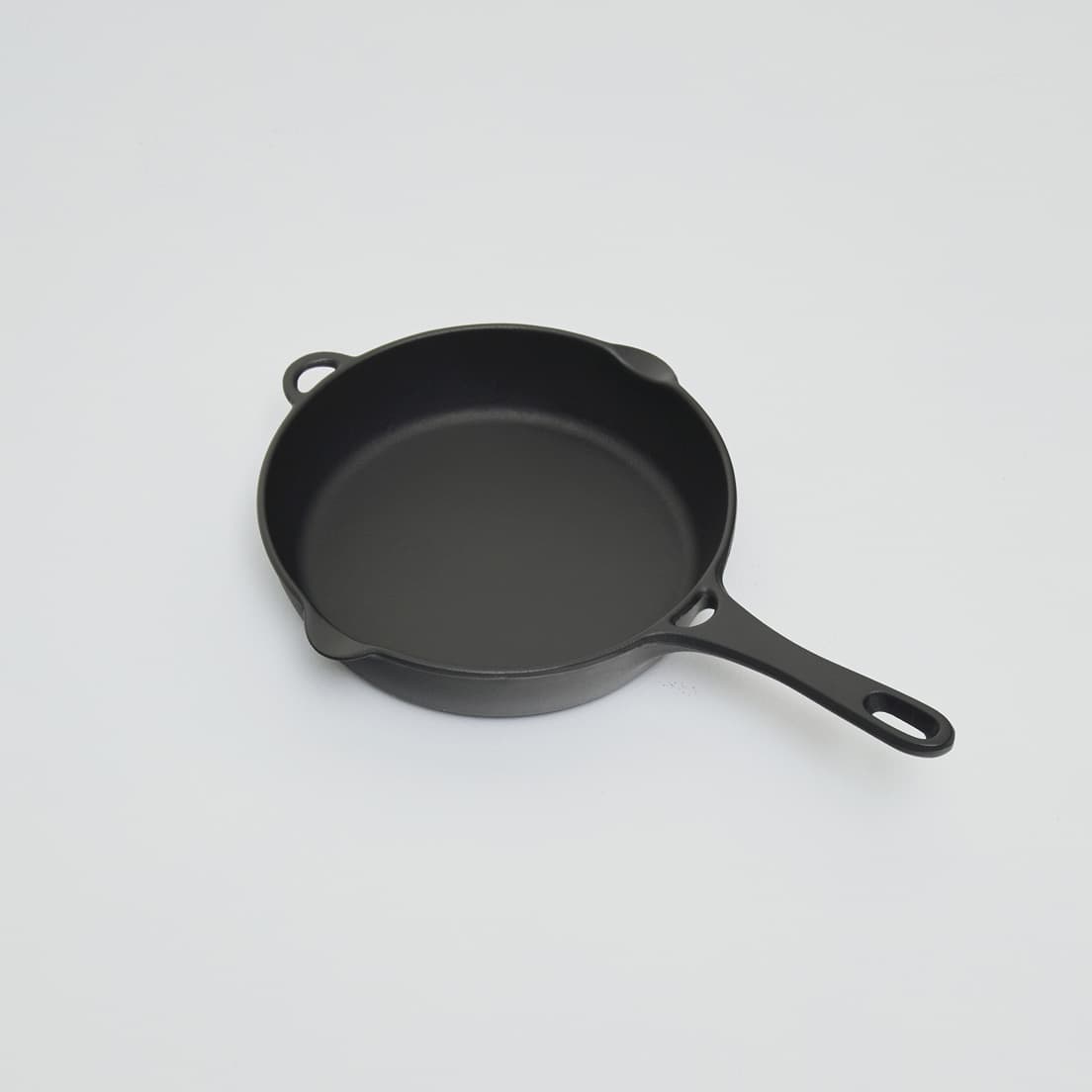 フライパン21〈岩鋳〉
1902年創業の南部鉄器の工房、〈岩鋳〉が作るデザイン性にすぐれたフライパン。鉄鍋は、蓄熱性が高く、食材のうまみを存分に引き出してくれる上に、そのまま食卓に並べても様になる。両端についた口は、肉汁やソースを注ぐときに便利。直火はもちろん、IHにも対応している。5,500円（岩鋳 TEL 019 635 2501）。