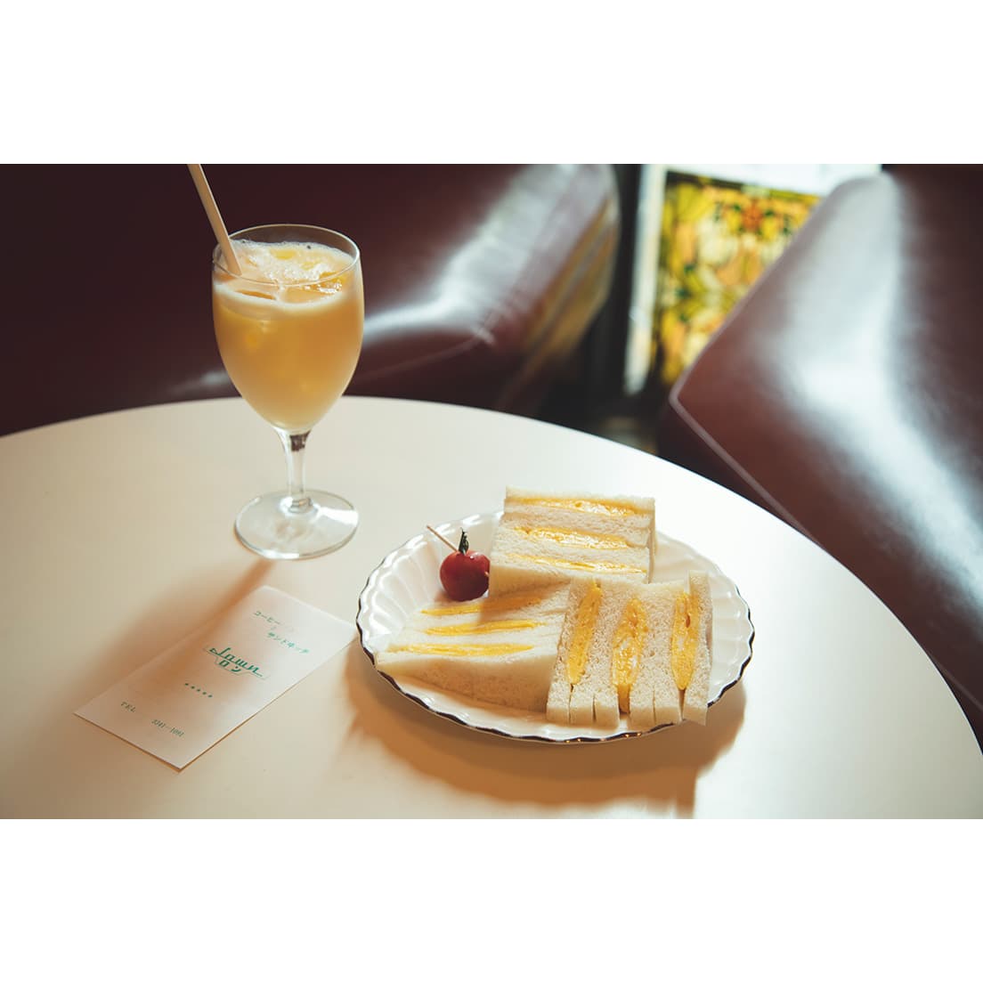 作家・井上ひさしも愛した、看板メニューのタマゴサンドとミルクセーキ。〈コーヒー・ロン〉は1954年創業。ミニマルな外観や、1階と2階を繋ぐ螺旋階段など、建築デザインも魅力。