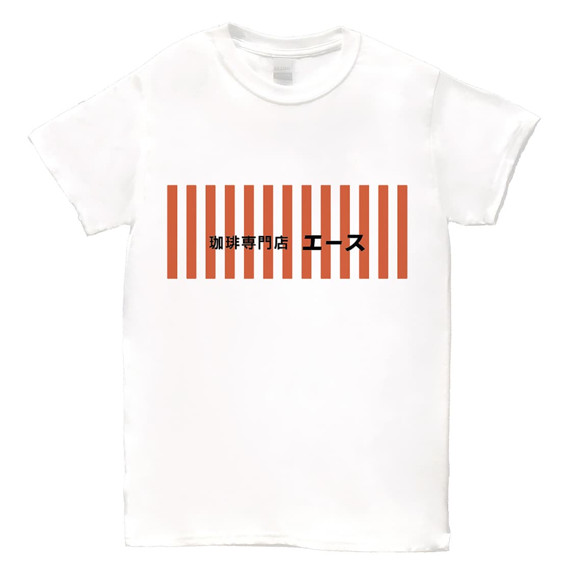 店のロゴ入りTシャツ。3,800円。展開はS〜XL。ロゴに加えて、テント看板の赤と白のデザインもあしらった。ロゴはマスターの清水英勝によるデザイン。