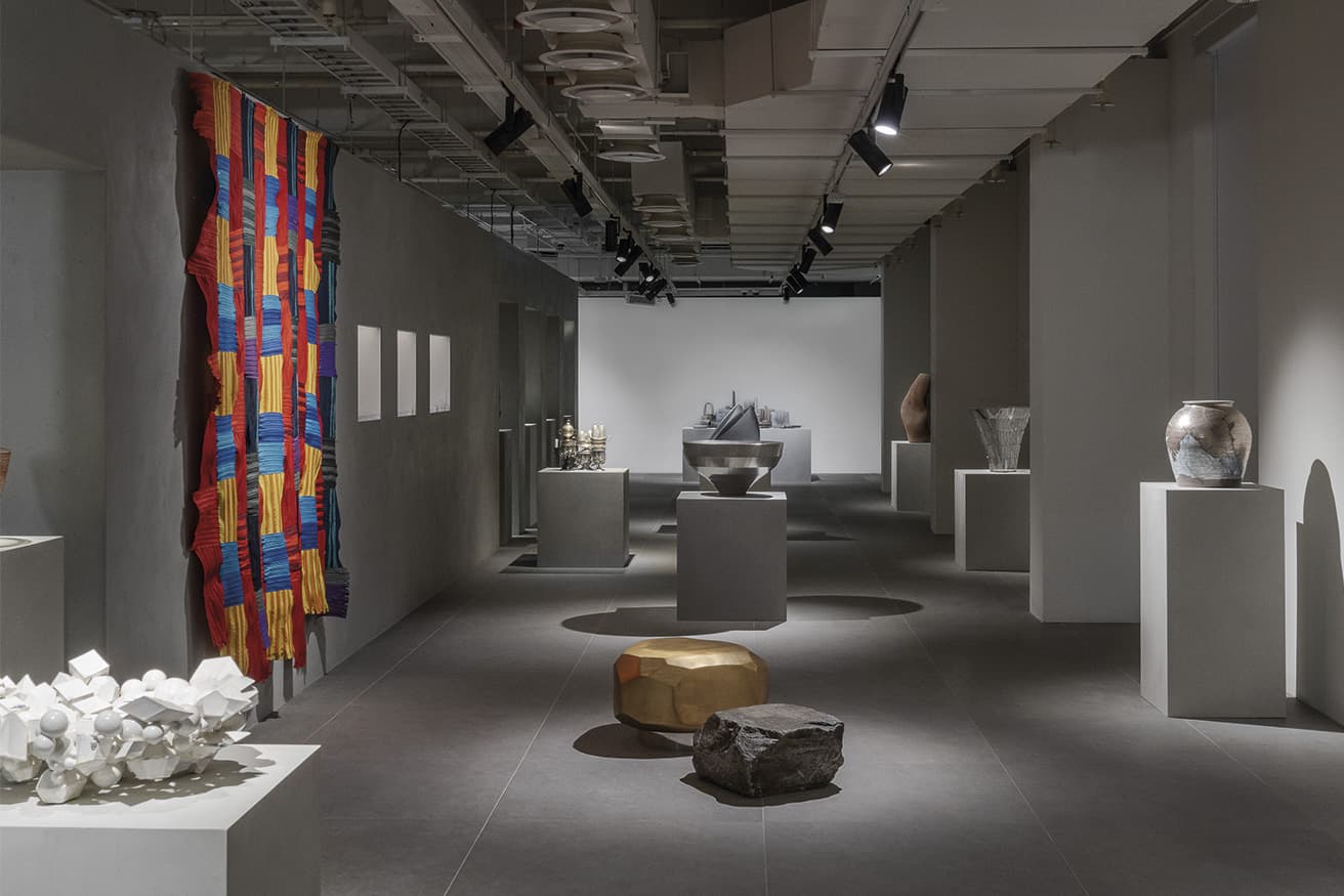 ファイナリスト30名の作品がソウル工芸博物館の展示室に並ぶ。リアルな展示と同時にデジタルエキシビジョンも公開。6人の作家・ライターを招き、各々の作品に寄せた詩文とともに紹介された。