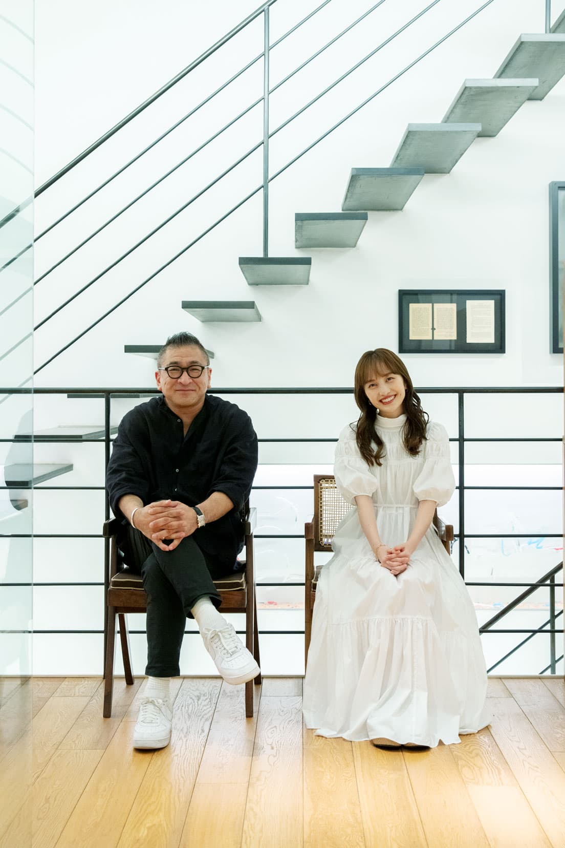 再会を喜ぶ二人。片山さん愛用のピエール・ジャンヌレの椅子に座って。／Wonderwall・1st FLOOR