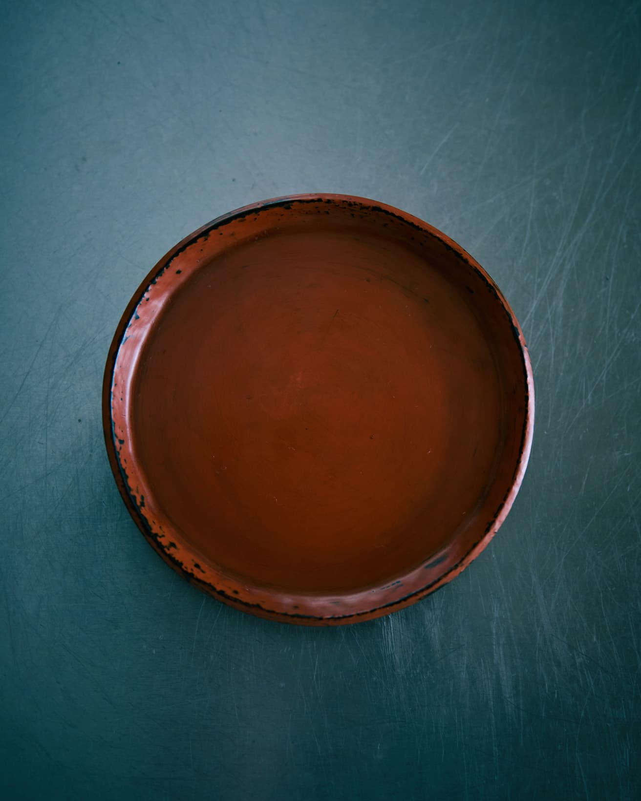こちらは、皮に漆を塗ったお皿。陶器より軽く、ぬめっとした他にない質感が好きです。漆の朱色も美しく、お野菜やお肉などどんな食材も似合います。