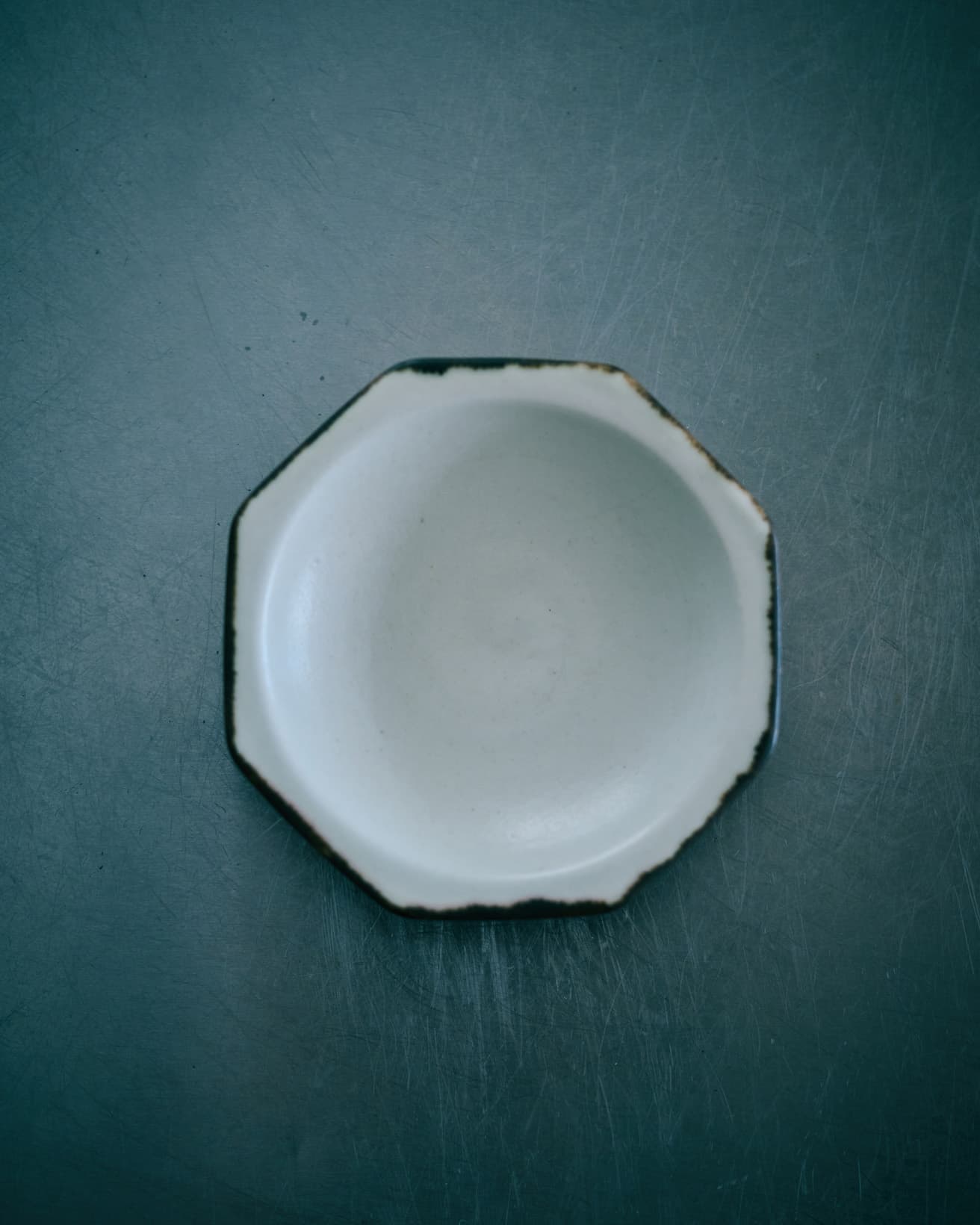 少し深さがあり、汁気のあるものを入れられるので気に入っています。どなたの作品かは忘れました……が、皮鯨がとても好きです。うつわが濃い色で縁取られていると、ぴっと盛り付けが締まる感じがしています。