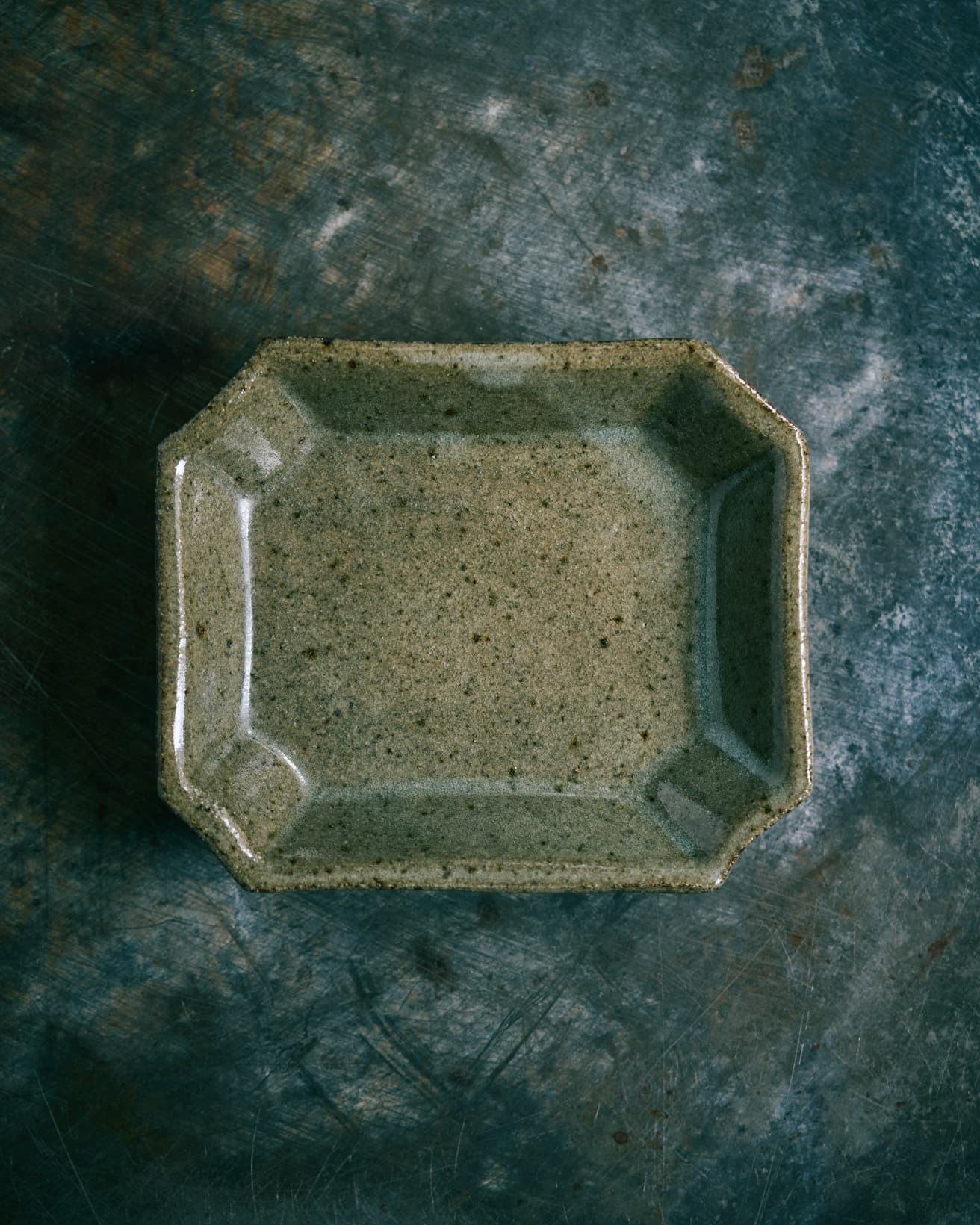 益子で作陶する寺村さんのお皿。お料理を盛って完成する、日々の食卓に根ざしている感じが好きな作家さんです。小さいスクエアはお刺身や和食にも合いやすく、重宝します。私は益子を訪れたときに買いましたが、人気の方で、全国で個展を開いていらっしゃるので、ぜひ行ってみてください。