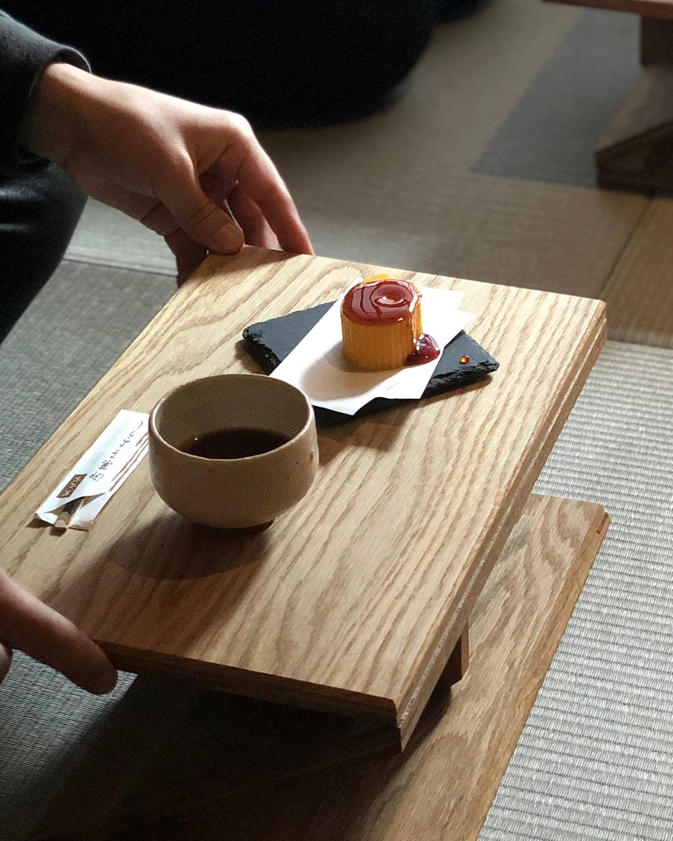 茶席は座卓を自分で組み立てるところから始まる。
