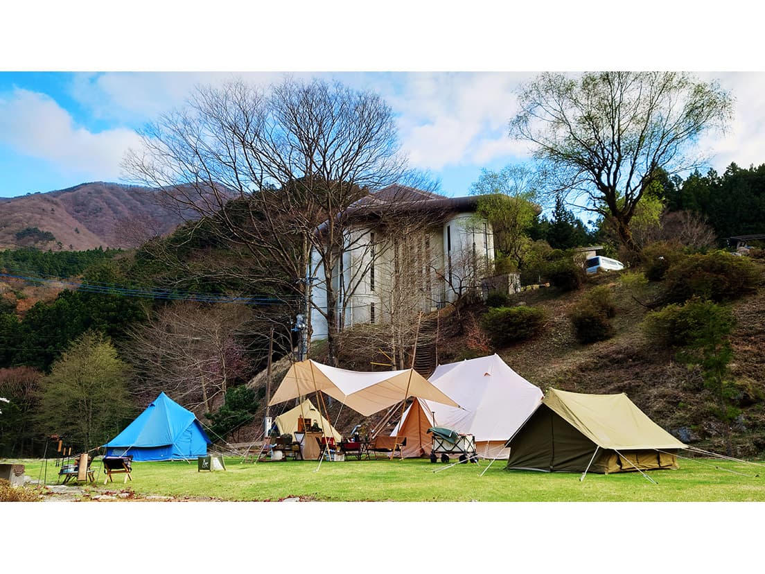 〈水源の森 キャンプ・ランド〉山梨県南都留郡道志村馬場5821-2。TEL 070 2673 1122。1名1泊8,800円〜。