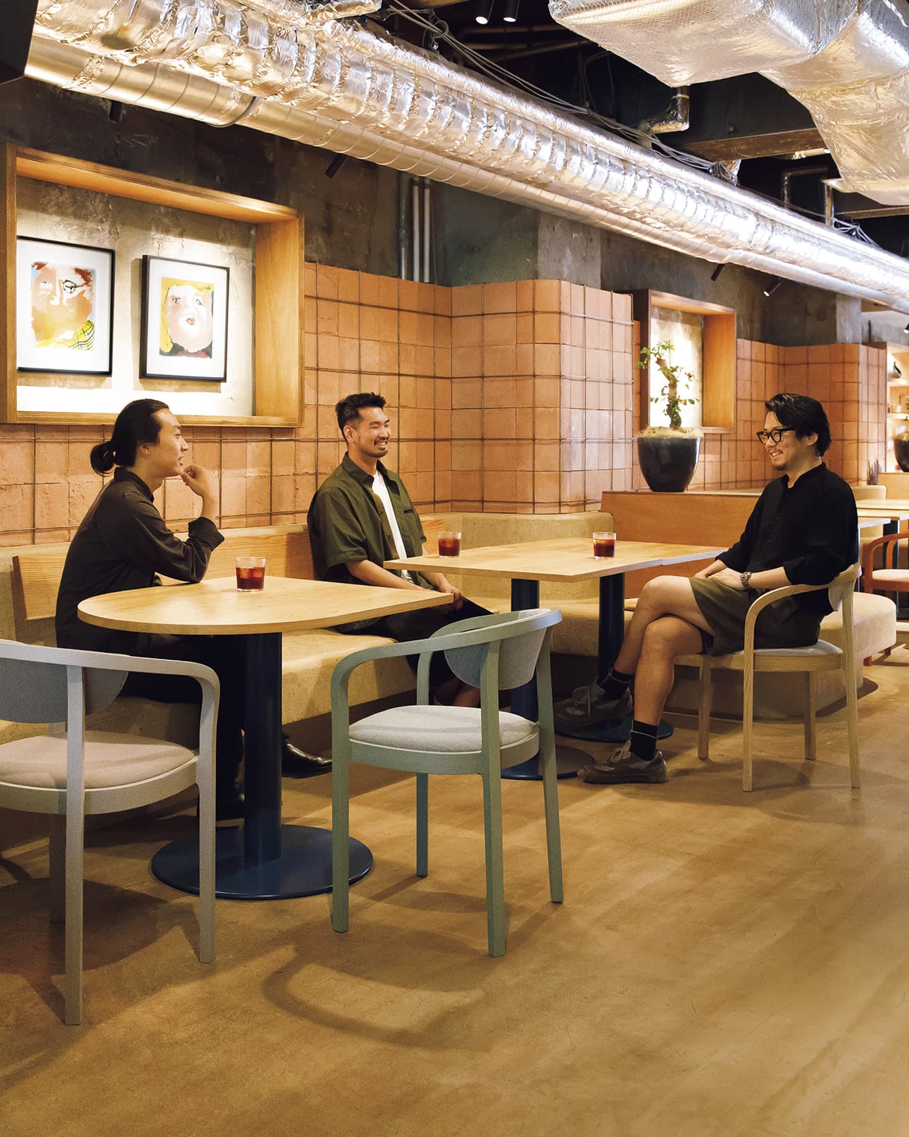 今年5月開業の〈コモン〉は、大通りに面しているが、寛いだ雰囲気がある。壁面のテラコッタは再利用しやすい施工とした。右から米山さん、谷岡さん、神保さん。

《チェーサチェアパッド》イェルク・ボナー
イェルク・ボナーは1968年生まれ、スイス在住のデザイナーで、家具や照明器具などのプロダクトを中心に手がける。初めて〈カリモクニュースタンダード〉と協業した《チェーサチェアパッド》は、曲線とエッジを兼ね備えたシルエットが美しく、座り心地のすぐれた1脚。フレームは国産ナラを用いた。