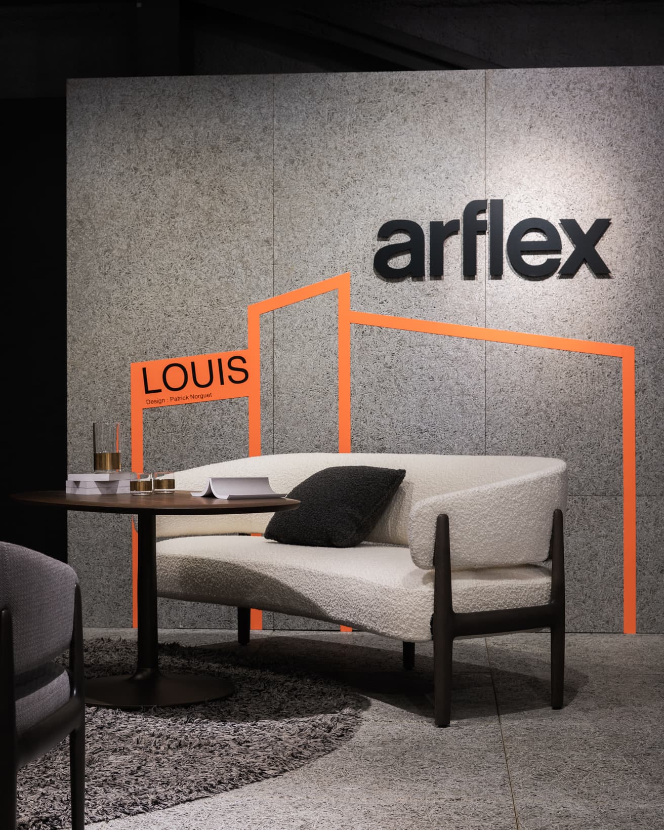 旭川市に工場をもつ〈アルフレックス〉は、パトリック・ノルゲによるソファ《ルイ》を展示。一般的なものよりもやや座面が高く、ボリュームのある背で身体をしっかりホールドするソファは、仕事中やリラックスタイムなどさまざまなシーンでの使用を実現する。