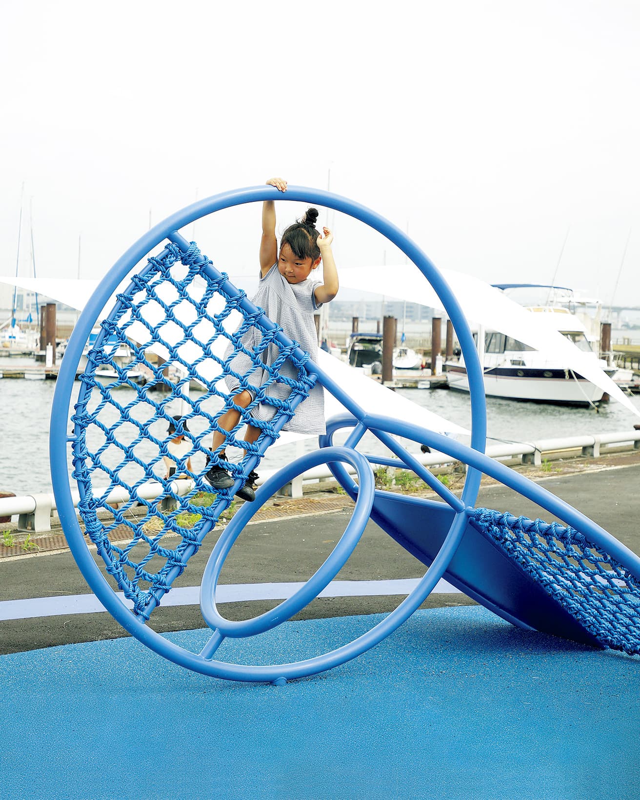 オブジェでもある遊具《PLAYRING》。体力やバランス感覚とともに、判断力なども養える。